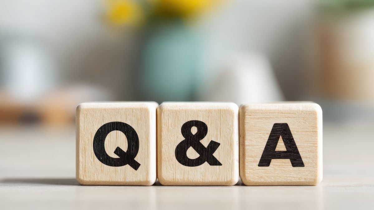 The wooden blocks displaying Q&A for engaging discussions and inquiries.